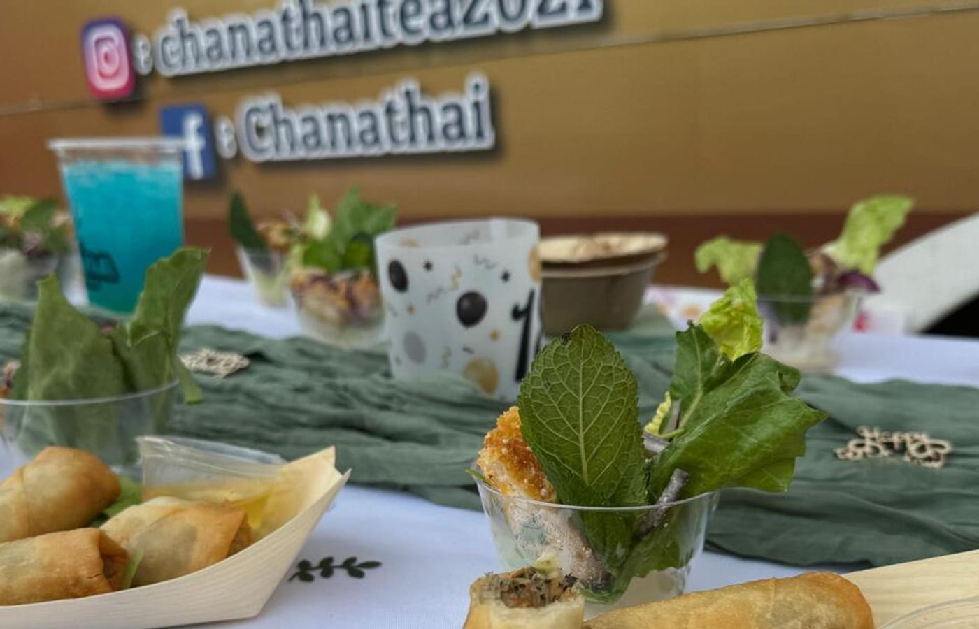 Buffet traiteur Chana Thai dressé lors d'une réception : nems, verrines et bubble tea