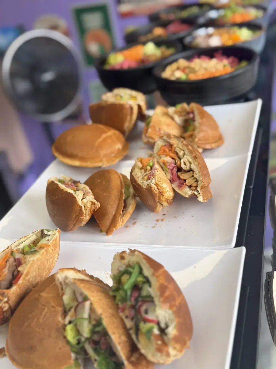 Sandwichs thaïs au curry vert dressés sur un présentoir