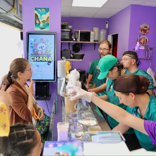 L’équipe sert les convives au bar à bubble teas — Chana Thai à Athis-Mons
