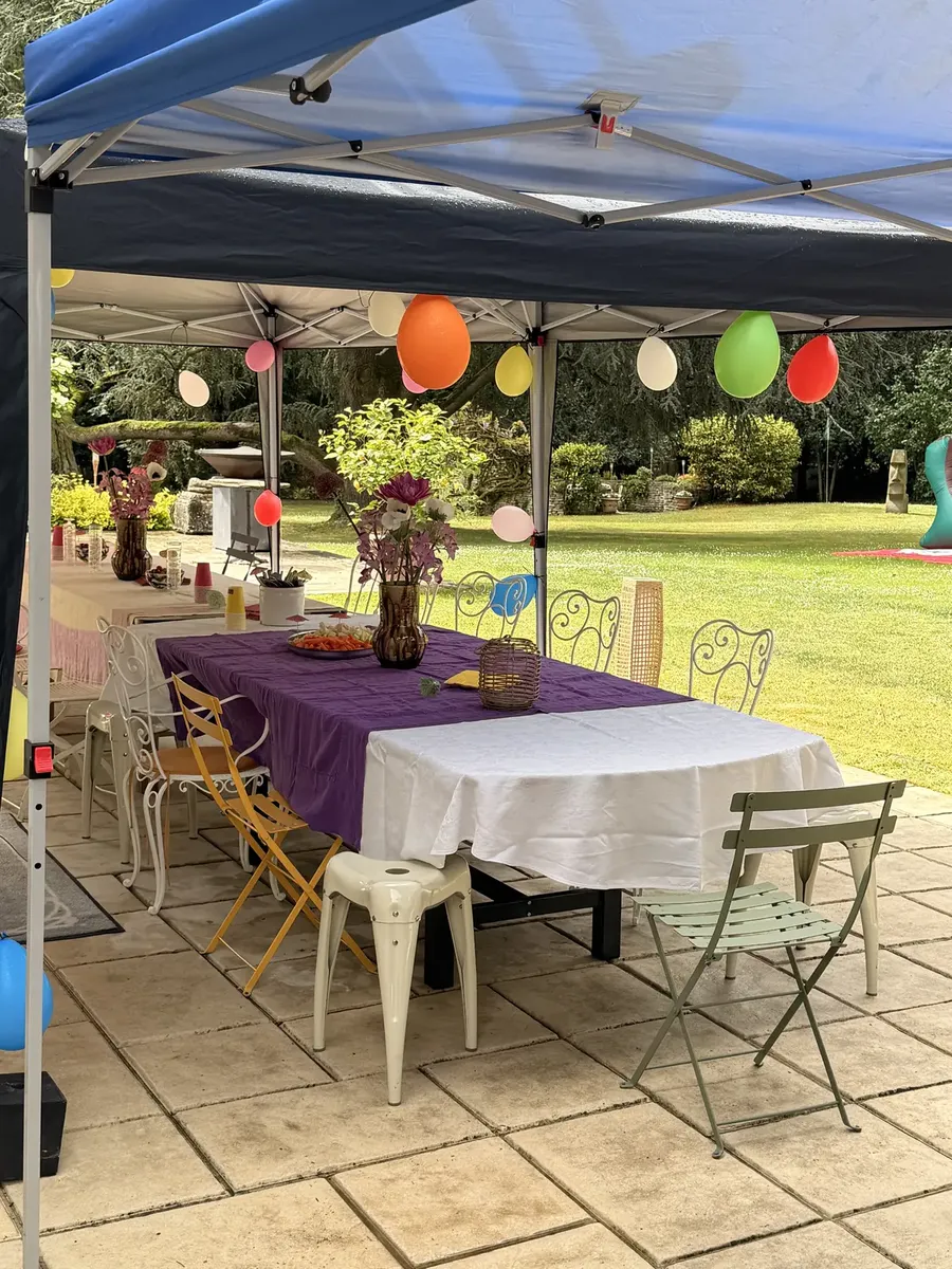 Barnum et tables dressées pour une fête de famille au jardin — Chana Thai à Massy