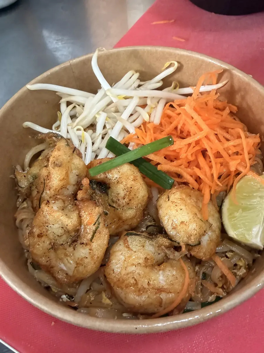 Bol de pad thaï aux crevettes préparé au wok — Chana Thai à Bures-sur-Yvette