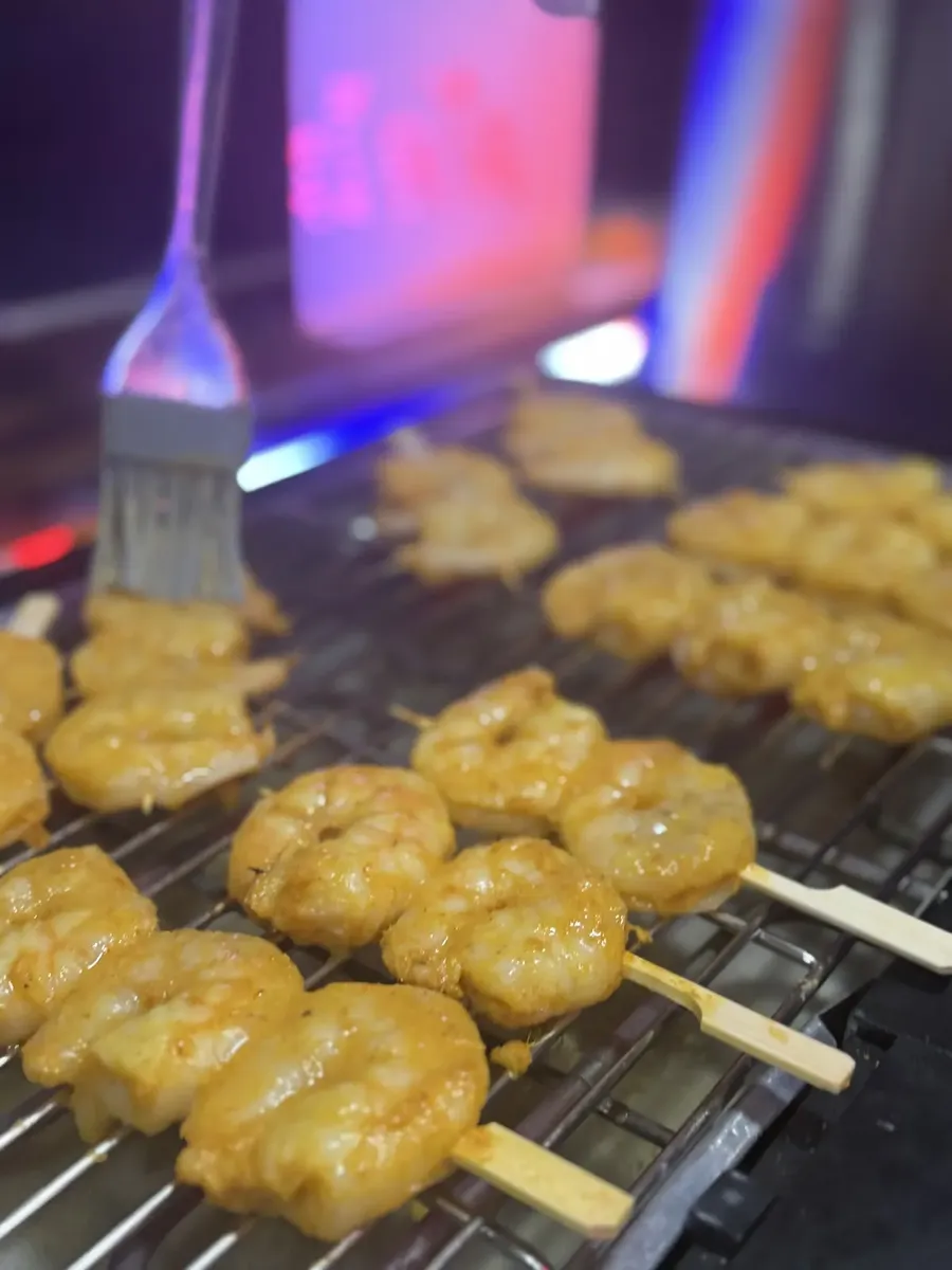 Brochettes satay en cuisson sur le gril du camion — Chana Thai à Jouy-en-Josas
