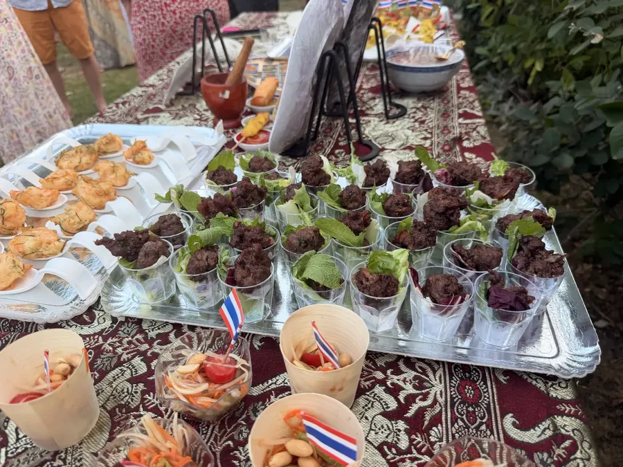 Buffet de bouchées thaïes dressé pour une réception — Chana Thai à Palaiseau