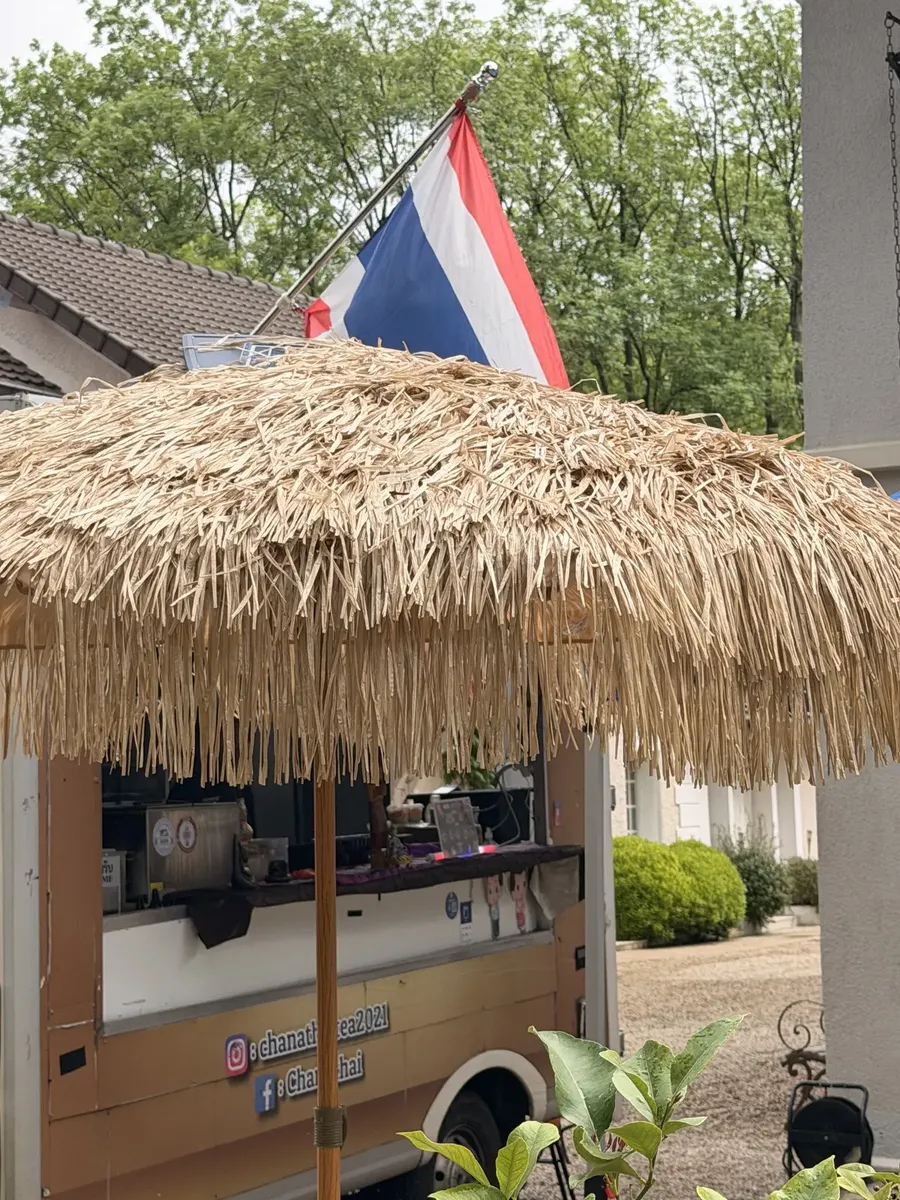 Le comptoir du camion abrité sous un parasol de paille — Chana Thai à Villebon-sur-Yvette