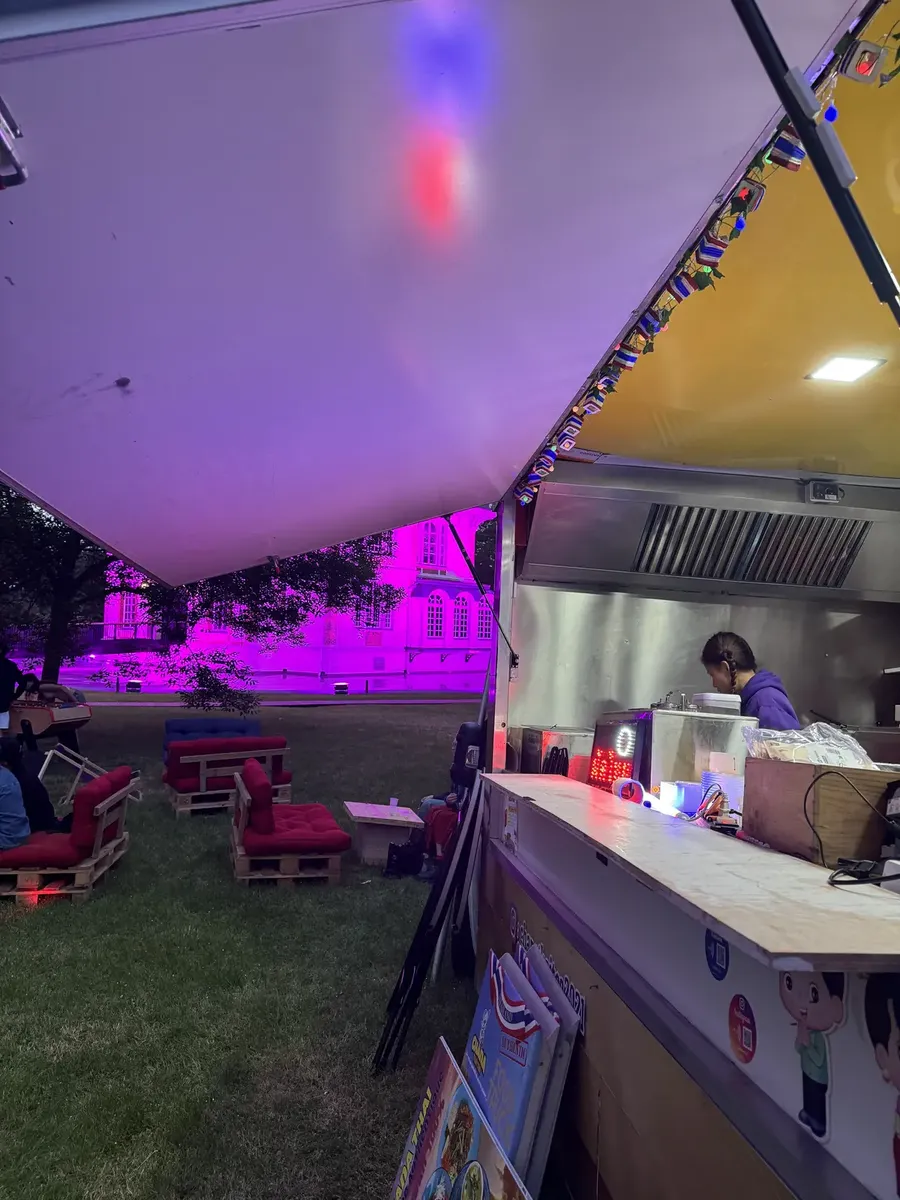 Le comptoir du camion éclairé en violet lors d’une soirée privée — Chana Thai à Les Ulis