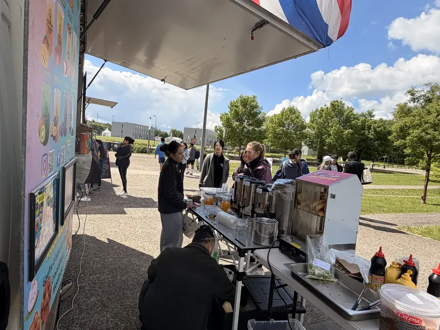 Le comptoir du food truck thaï en plein service — Chana Thai à Athis-Mons