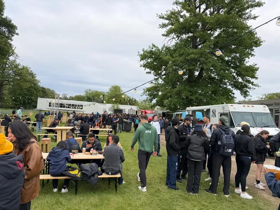 Convives attablés autour du food truck lors d’un festival — Chana Thai à Saclay