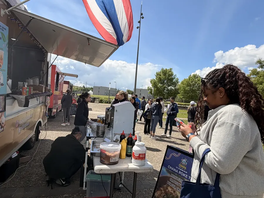 Convives commandant au food truck pendant la pause déjeuner — Chana Thai à Drancy