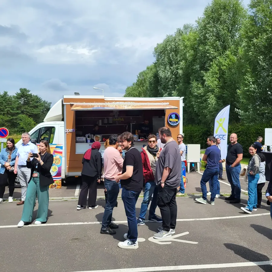 Convives devant le food truck sur un parking d'entreprise — Chana Thai à Orsay