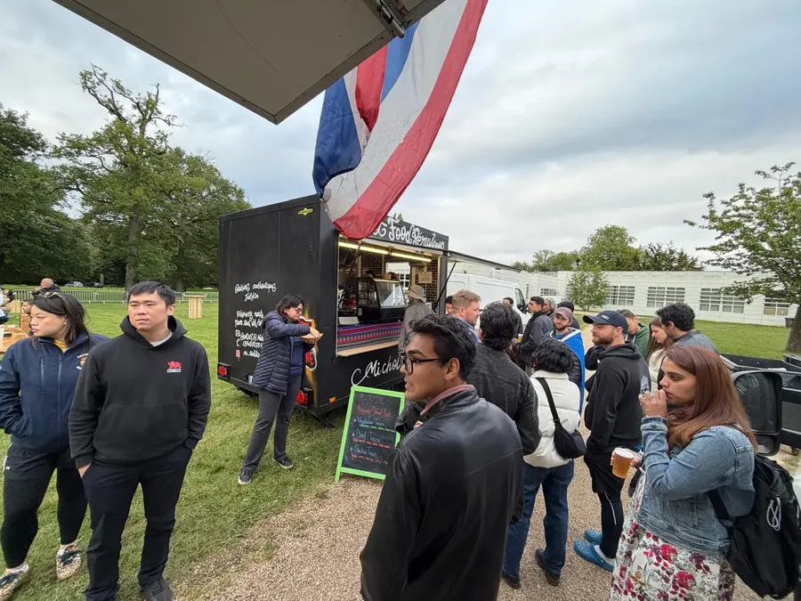 Convives rassemblés devant le food truck et son drapeau thaï — Chana Thai à Nanterre