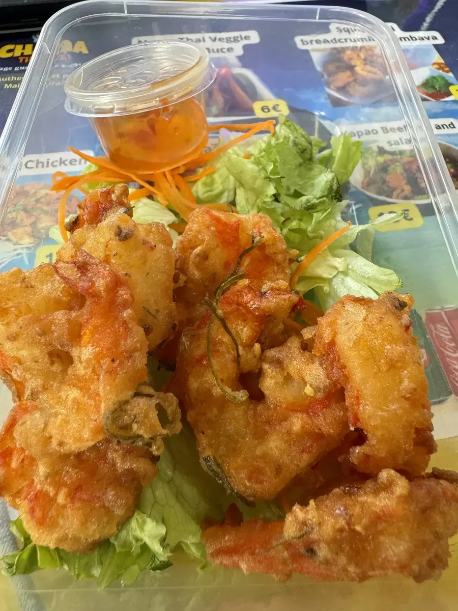 Crevettes crispy croustillantes servies en barquette — Chana Thai à Longjumeau