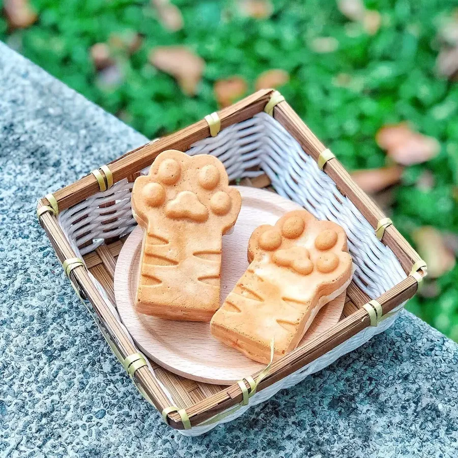 Gaufres mochi présentées dans un panier en bambou — Chana Thai à Drancy