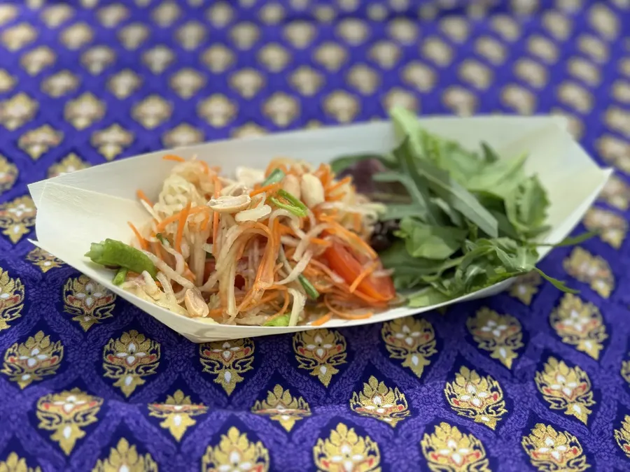 Som tam, la salade de papaye verte thaïlandaise — Chana Thai à Conflans-Sainte-Honorine