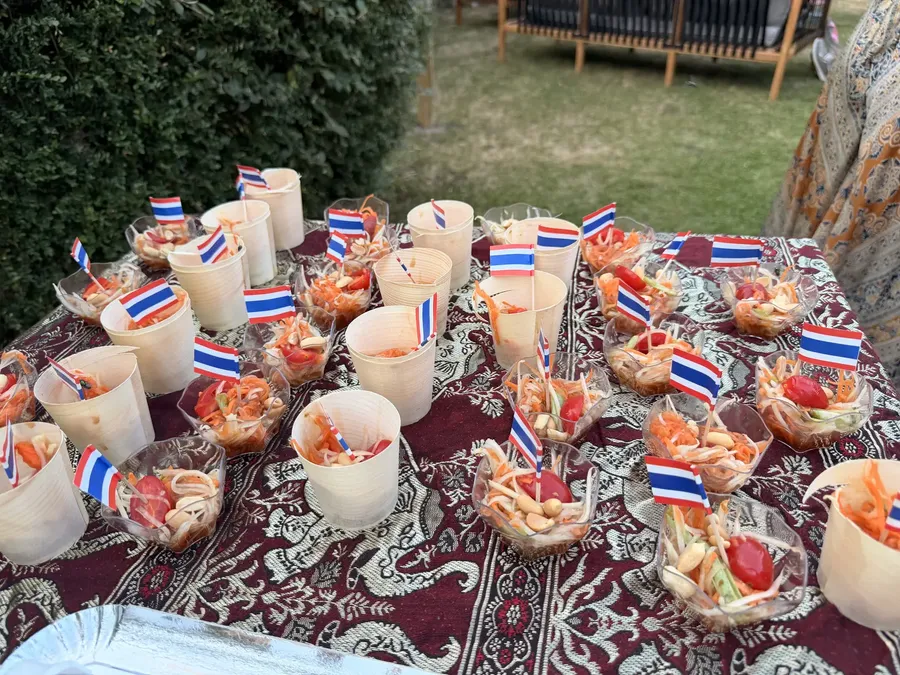 Table de cocktail dressée de verrines et de cônes garnis — Chana Thai à Orsay